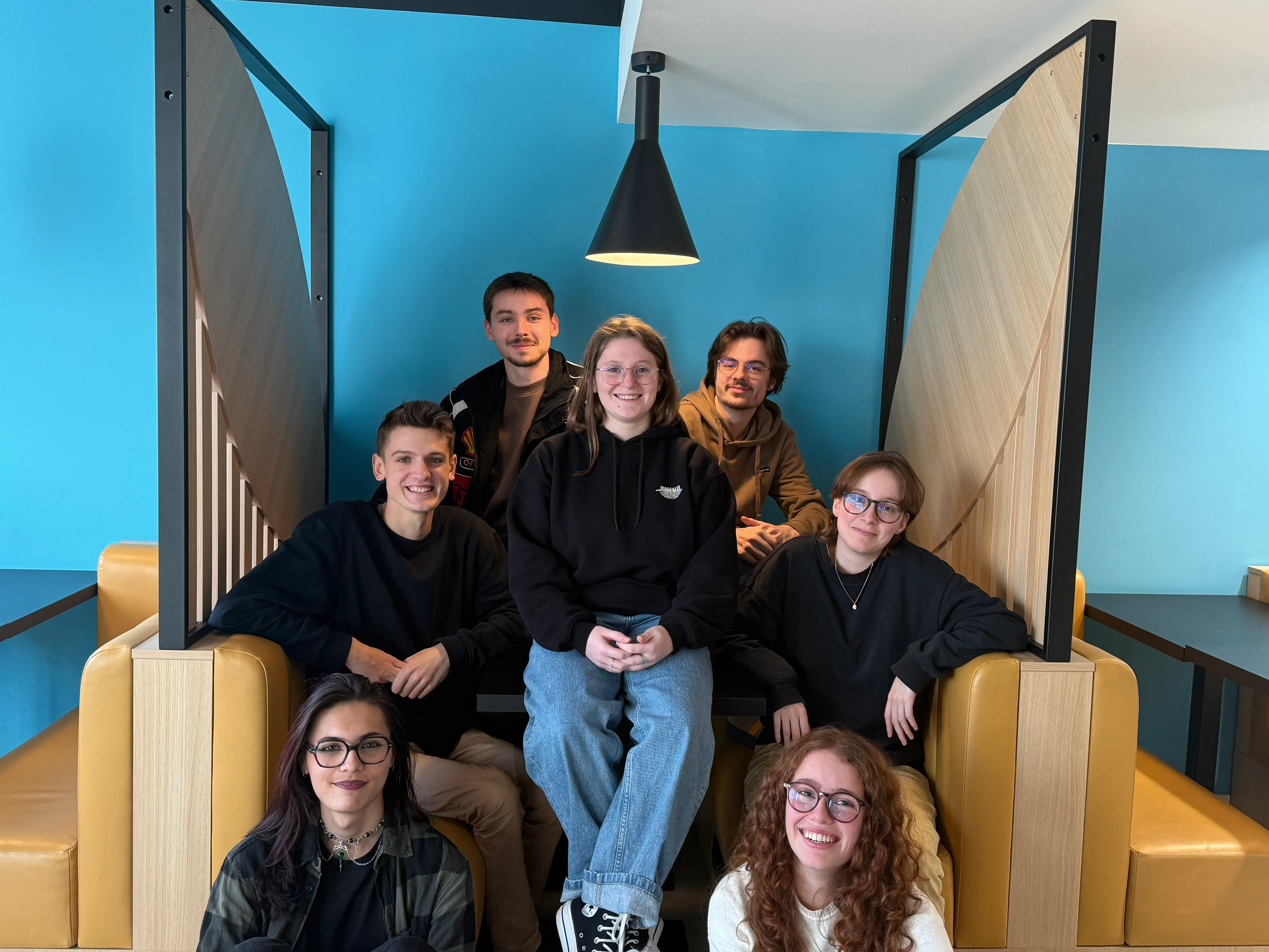 Photo de l'équipe Unrest Studio : sept étudiants créatifs réunis ensemble